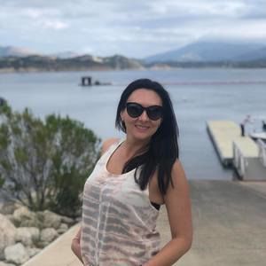 Meet your Posher, Adela